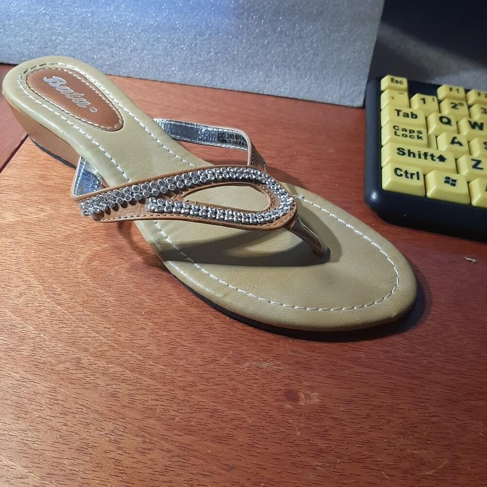 Bata Women Rhinestone Sandal Flat Tan Size 9 PreLoved Excellent Condition